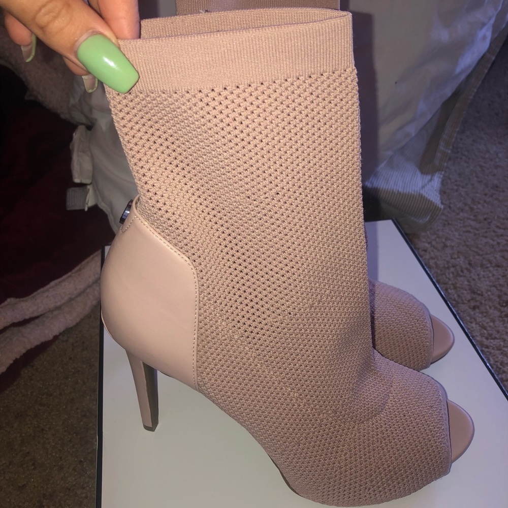 GUESS NUDE HEELS NEVER WORN